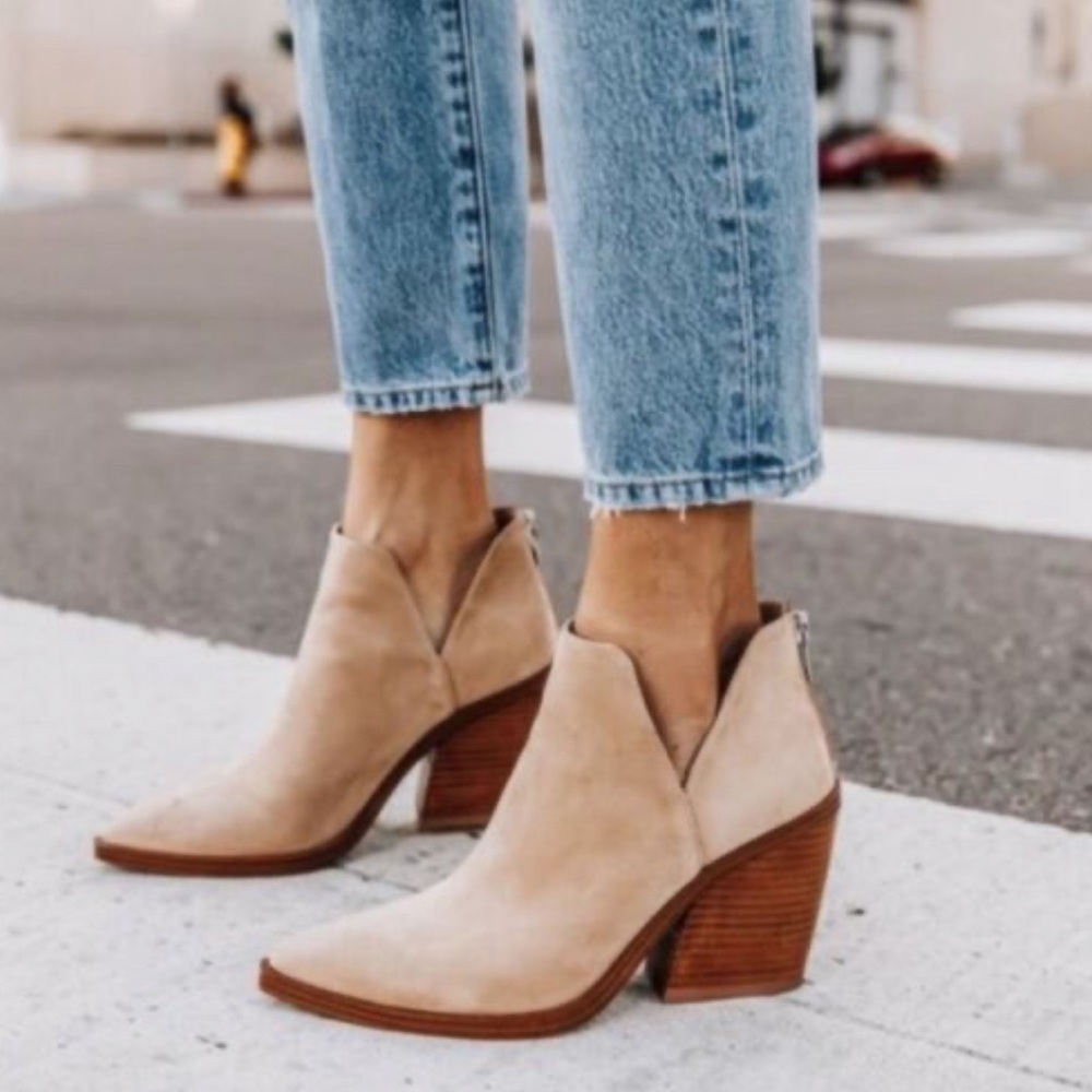 Vince camuto gigietta tan suede ankle booties cut out 7.5